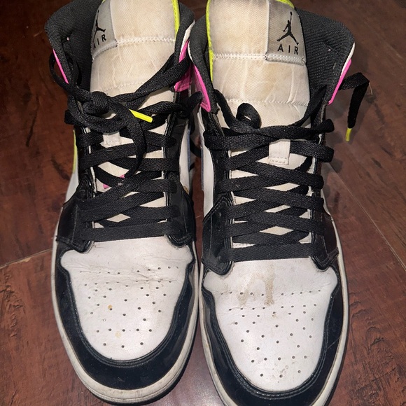 Jordan Air 1 Mid SE - Picture 1 of 5